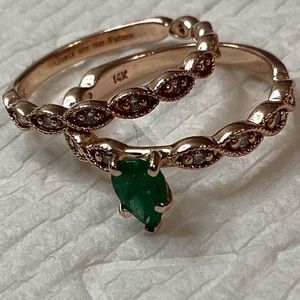 Ring rose gold 14k
0.51 Carat Pear Emeralds